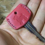 プードル刻印のアールのキーカバー ピンク