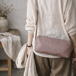 本革 ツールバッグ／ダスティモーヴブラウン くすみを含んだ中間色で、装いに静かに馴染むミニマルショルダーバッグ