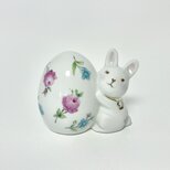 イースターバニーと花のエッグの、小さなフィギュリン