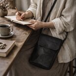 本革 豚革 マップバッグ／ブラック ｜既製品とは少し違う、軽くて静かな薄型ショルダー