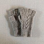 軽やかさを纏う 指なし手袋淡いグレー(男性用M〜L)