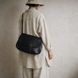 本革 ラウンドショルダーバッグ／ブラック ｜既製品とは少し違う、軽やかさを纏うクラシックモダン