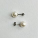 貝パールピアス/約9mm/ホワイトベージュ/made in japanの画像