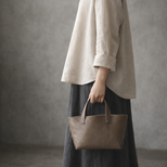 本革 山羊革ミニフィールドバッグ／スモーキートープ｜色を主張しない、静かなニュアンスのミニトート