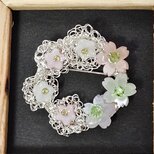 桜花のリースブローチの画像