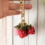 かぎ針編みいちごのバックチャームの画像