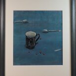 黒いコーヒーカップと３つのスプーンの画像