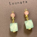 ピンクとグリーンの爽やかピアス ガラスビーズとアクリルビーズ　樹脂ピアス 春ピアス夏ピアスの画像
