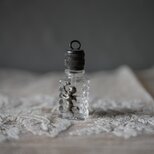 天使の小さな香水瓶　ペンダントトップ　気付け薬　フランスアンティーク　アンティークの画像