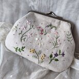 リネン*刺繍*野の花*がま口ポーチの画像