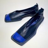 スクエアトゥが個性的♫ モードなバイカラー合皮フラットシューズ (ブラックxマットネイビー) 22.5cm〜25.0cmの画像