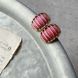 P662-ヴィンテージピアス U.S.A. 1980s Gold Tone Fence Pink Spoolの画像