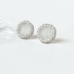 ビーズが水面のようにキラキラと輝く シンプルなピアス/イヤリングの画像
