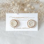 天然石(珊瑚)とスパンコールのお花 ビーズ刺繍ピアス/イヤリングの画像