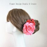 濃い目ピンクの薔薇と赤い薔薇の髪飾り　花径8cm　ピンクの薔薇　髪飾り　フローレス　フラメンコ　ダンス　発表会　ピンクの画像