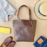<A4がすっぽり入る>一枚革のBASICトートバッグ（メンズ/レディース/シンプル/大容量/肩掛け/軽い）ダークブラウンの画像