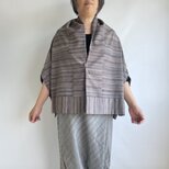 【1点もの】さんかく羽織 ブローチ付き -ウール交織 紬着物地 グレーぼかし縞 （ヴィンテージ） TRH592の画像