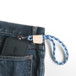 「空の青を、手もとに」スマホハンドストラップ「革とパラコード」の画像