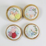 花刺繍のウッドフレームブローチの画像