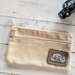 車の刺繍ワッペン　帆布風ポーチ　小物入れ　生成り　マチなし　Sサイズ　名入れ　ダブルファスナーの画像