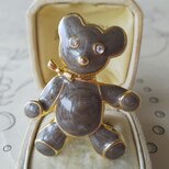 ヴィンテージ　ベージュグレーのBear with Ribbon／Gold縁取りのブローチの画像