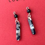 超軽いピアス ネイビー ウッドビーズ アクリルチャーム 小ぶりピアス 夏ピアス 樹脂ピアスの画像