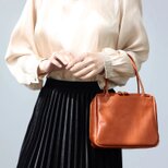 【柔らかいヌメ革】トートバッグミニスクエアバッグ｜手提げに便利な上品デザインの画像