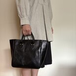 深みある黒。本革 スモールキャリーオールバッグ／ブラック｜静かな艶と味わいを育てるレザー