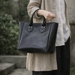 本革 スモールキャリーオールバッグ／スモーキーブラック— 静かな艶と、ほどよいハリを備えたレザーバッグ