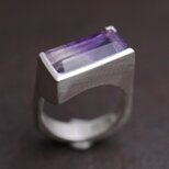Tilted setting Bi-Color Amethyst Ringの画像