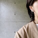 Y1124-ヴィンテージイヤリング U.S.A. Gold Tone Botanical Pattern Squareの画像