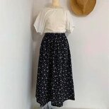 現品限り・ギャザーロングスカート●かわいくふんわり●綿麻シーチング・小花柄/ブラック●丈81.5ｃｍの画像