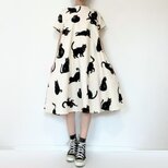 こなまいきな黒猫のワンピース＊ポケット付き＊国産コットン　綿100％＊半袖＊生成りの画像