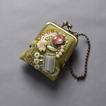 ネックレスにも、バッグチャームにも、小さな小さなビーズ刺繍のがま口 58 グリーン ガーゼ　ギフト　アクセサリーケースの画像