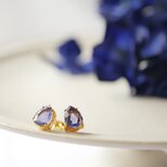光で色が変わる｜カラーチェンジフローライトの花びらピアス/イヤリング　ゴールド/シルバー　紫陽花　しずくの画像