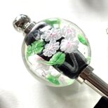 かんざし　黒と白菊のモノトーンのとんぼ玉　一本挿し　一本簪　涼しげ　夏　トンボ玉　蜻蛉玉　ブルー　水色の画像