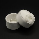 絹小箱 花 【リングケース、アクセサリー・ジュエリー入れ等】正絹/つまみ細工、カルトナージュの画像