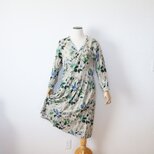 ナチュラルな花柄リネンのカシュクールワンピースの画像
