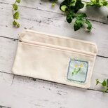 小花の刺繍ワッペン　帆布風ポーチ　マルチケース　小物入れ　生成り　マチなし　Sサイズ　名入れの画像