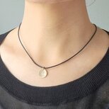 2つのイニシャルプレートレザーコードネックレスの画像