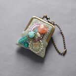 ネックレスにも、バッグチャームにも、小さな小さなビーズ刺繍のがま口 59 セージグリーン ガーゼ　アクセサリーケースの画像