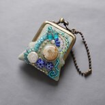 ネックレスにも、バッグチャームにも、小さな小さなビーズ刺繍のがま口 61 セージグリーン ガーゼ　アクセサリーケースの画像