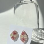【金属アレルギー対応】ピアス/イヤリング　レジン　お花　かすみ草　大人可愛い　上品の画像