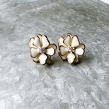 P668-ヴィンテージピアス U.S.A. Gold Tone White Enamel Rhinestone Flowerの画像