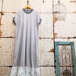 週末セール！ライトグレー上質カットソー裾ドットフリルワンピースの画像