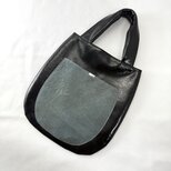 エナメル革のドロップ型トートバッグ(パンチング)の画像
