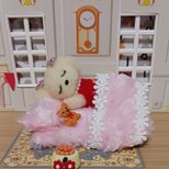 羊毛フェルト 小さな小さなマルチーズの子供ちゃん布団セットと餌とクマさんの画像