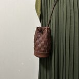姫路レザー編み込み巾着ポシェット◆焦げ茶　サコッシュ　スマホショルダー　携帯バック　メンズポシェット　の画像