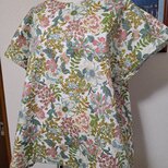 お花畑でブラウスの画像