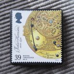 イギリス　機械式時計切手ブローチ10477の画像